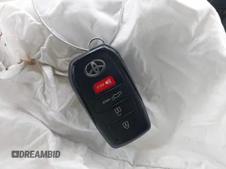 2023 Toyota Corolla Cross XLE z VIN 7MUDAABG8PV071006, wystawiony jako IAAI lot #41845752 z przebiegiem 33 398 mil mil oraz . Historia ofert i sprzedaży dostępna na DreamBid. Obrazek 11.
