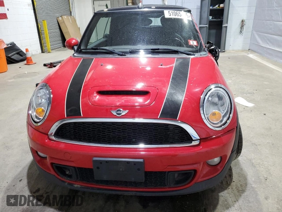 2014 MINI Convertible S z VIN WMWZP3C5XET706388, wystawiony jako Copart lot #51065435 z przebiegiem 122 379 mil mil oraz Szkoda całkowita • Salvage title. Historia ofert i sprzedaży dostępna na DreamBid. Obrazek 5.