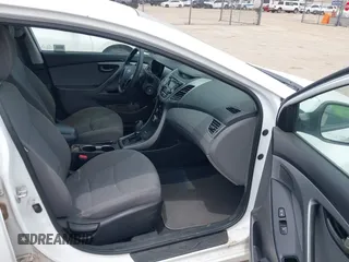 2015 Hyundai Elantra SE z VIN 5NPDH4AE8FH596790, wystawiony jako IAAI lot #42242383 z przebiegiem 131 858 mil mil oraz . Historia ofert i sprzedaży dostępna na DreamBid. Obrazek 5.