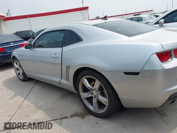 2011 Chevrolet Camaro 1LT z VIN 2G1FB1ED5B9211945, wystawiony jako IAAI lot #42290750 z przebiegiem 295 489 mil mil oraz . Historia ofert i sprzedaży dostępna na DreamBid. Obrazek 14.