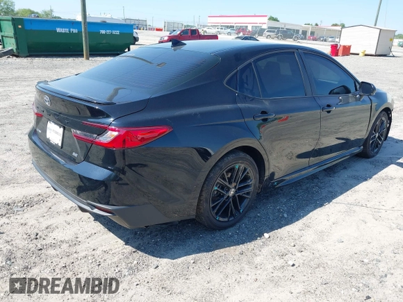 2025 Toyota Camry LE z VIN 4T1DAACK8SU509391, wystawiony jako IAAI lot #42133729 z przebiegiem 10 000 mil mil oraz . Historia ofert i sprzedaży dostępna na DreamBid. Obrazek 4.