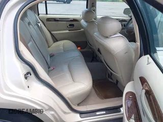 2001 Lincoln Town Car Cartier z VIN 1LNHM83W81Y688740, wystawiony jako IAAI lot #42526475 z przebiegiem 256 179 mil mil oraz . Historia ofert i sprzedaży dostępna na DreamBid. Obrazek 8.