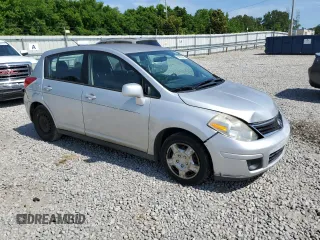 2011 Nissan Versa S z VIN 3N1BC1CP7BL440448, wystawiony jako Copart lot #58199525 z przebiegiem 155 043 mil mil oraz Szkoda całkowita • Salvage title. Historia ofert i sprzedaży dostępna na DreamBid. Obrazek 4.