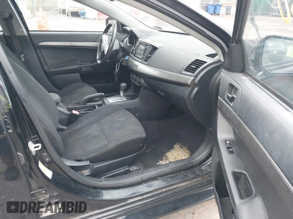 2015 Mitsubishi Lancer ES z VIN JA32U2FU9FU002350, wystawiony jako IAAI lot #40054160 z przebiegiem 120 980 mil mil oraz . Historia ofert i sprzedaży dostępna na DreamBid. Obrazek 5.