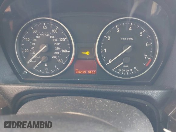 2011 BMW 3 Series 328i xDrive z VIN WBAPK7C55BA819217, wystawiony jako IAAI lot #41994555 z przebiegiem 204 559 mil mil oraz . Historia ofert i sprzedaży dostępna na DreamBid. Obrazek 7.