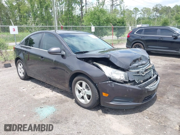 2014 Chevrolet Cruze 1LT z VIN 1G1PC5SBXE7178264, wystawiony jako IAAI lot #42387875 z przebiegiem 125 437 mil mil oraz . Historia ofert i sprzedaży dostępna na DreamBid. Obrazek 1.