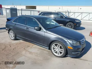2013 Mercedes-Benz C 250 Sport z VIN WDDGF4HB0DR247150, wystawiony jako IAAI lot #40452826 z przebiegiem 143 160 mil mil oraz . Historia ofert i sprzedaży dostępna na DreamBid. Obrazek 1.
