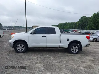 2010 Toyota Tundra z VIN 5TFUM5F14AX009280, wystawiony jako IAAI lot #42541661 z przebiegiem 280 107 mil mil oraz . Historia ofert i sprzedaży dostępna na DreamBid. Obrazek 14.
