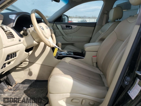 2017 Infiniti QX70 z VIN JN8CS1MU8HM142969, wystawiony jako Copart lot #50949945 z przebiegiem 99 664 mil mil oraz Szkoda całkowita • Salvage title. Historia ofert i sprzedaży dostępna na DreamBid. Obrazek 7.