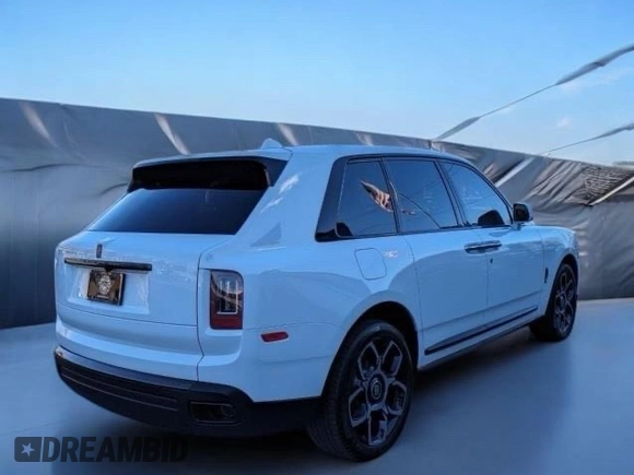 2022 Rolls-Royce Cullinan Black Badge z VIN SLATV8C02NU2121XX, wystawiony jako Copart lot #49549395 z przebiegiem 5 245 mil mil oraz Czysty tytuł • Clean title. Historia ofert i sprzedaży dostępna na DreamBid. Obrazek 3.