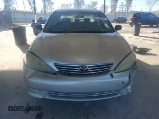2005 Toyota Camry STD z VIN 4T1BE32K35U598719, wystawiony jako Copart lot #84796804 z przebiegiem 148 683 mil mil oraz Szkoda całkowita • Salvage title. Historia ofert i sprzedaży dostępna na DreamBid. Obrazek 5.