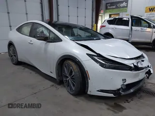 2024 Toyota Prius LE z VIN JTDADABU4R3009701, wystawiony jako IAAI lot #41642136 z przebiegiem 12 489 mil mil oraz . Historia ofert i sprzedaży dostępna na DreamBid. Obrazek 1.
