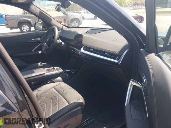 2025 BMW X1 xDrive28i z VIN WBX73EF05S5101750, wystawiony jako IAAI lot #42318885 z przebiegiem 13 923 mil mil oraz . Historia ofert i sprzedaży dostępna na DreamBid. Obrazek 5.