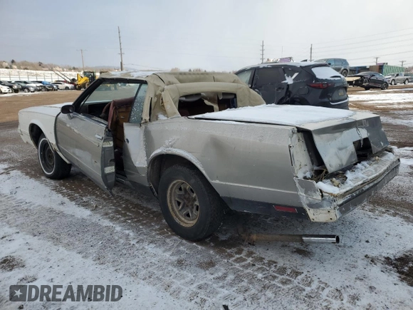 1983 Chevrolet Monte Carlo z VIN 1G1AZ37H5DR175751, wystawiony jako Copart lot #45337105 z przebiegiem 360 000 mil mil oraz Szkody całkowita. Historia ofert i sprzedaży dostępna na DreamBid. Obrazek 2.