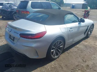 2021 BMW Z4 sDriveM40i z VIN WBAHF9C00MWX17614, wystawiony jako IAAI lot #42277354 z przebiegiem 26 615 mil mil oraz . Historia ofert i sprzedaży dostępna na DreamBid. Obrazek 4.