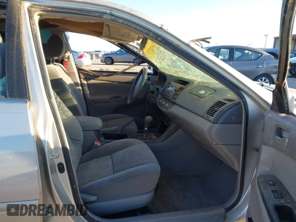 2005 Toyota Camry STD z VIN 4T1BE32K45U604821, wystawiony jako IAAI lot #41301920 z przebiegiem 124 596 mil mil oraz . Historia ofert i sprzedaży dostępna na DreamBid. Obrazek 5.