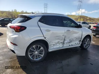 2023 Buick Encore GX Essence z VIN KL4MMGSL7PB086275, wystawiony jako Copart lot #54439755 z przebiegiem 10 933 mil mil oraz Szkoda całkowita • Salvage title. Historia ofert i sprzedaży dostępna na DreamBid. Obrazek 3.