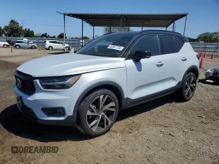 2021 Volvo XC40 R-Design z VIN YV4AC2HM4M2481361, wystawiony jako Copart lot #60087734 z przebiegiem 28 807 mil mil oraz Szkoda całkowita • Salvage title. Historia ofert i sprzedaży dostępna na DreamBid. Obrazek 1.