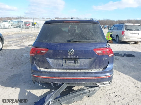 2022 Volkswagen Tiguan SEL R-Line with VIN 3VV4B7AX6NM050942, listed as a IAAI auction lot 41067353 with 38,634 mi miles. Bid and sale history available at carsss.com. Image 16.