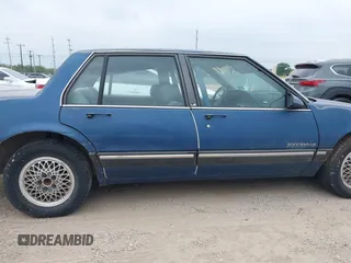 1990 Pontiac Bonneville z VIN 1G2HX54C6L1204370, wystawiony jako IAAI lot #42283309 z przebiegiem 114 427 mil mil oraz . Historia ofert i sprzedaży dostępna na DreamBid. Obrazek 13.