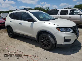2018 Nissan Rogue SV z VIN 5N1AT2MVXJC725095, wystawiony jako Copart lot #55601775 z przebiegiem 108 581 mil mil oraz Szkoda całkowita • Salvage title. Historia ofert i sprzedaży dostępna na DreamBid. Obrazek 4.