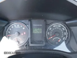 2017 Toyota Tacoma SR z VIN 5TFRX5GN8HX092723, wystawiony jako IAAI lot #41862331 z przebiegiem 114 772 mil mil oraz . Historia ofert i sprzedaży dostępna na DreamBid. Obrazek 7.
