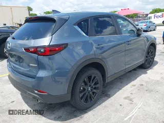2024 Mazda CX-5 S Carbon Edition z VIN JM3KFBCLXR0521353, wystawiony jako IAAI lot #42351444 z przebiegiem 17 270 mil mil oraz . Historia ofert i sprzedaży dostępna na DreamBid. Obrazek 4.