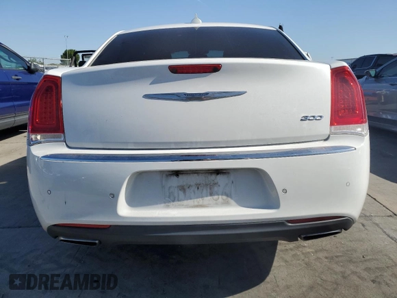 2017 Chrysler 300 Limited z VIN 2C3CCAAG6HH605609, wystawiony jako Copart lot #57677755 z przebiegiem 44 797 mil mil oraz Szkoda całkowita • Salvage title. Historia ofert i sprzedaży dostępna na DreamBid. Obrazek 6.