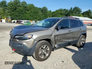2019 Jeep Cherokee Trailhawk z VIN 1C4PJMBX4KD216863, wystawiony jako Copart lot #62455815 z przebiegiem 107 985 mil mil oraz Szkoda całkowita • Salvage title. Historia ofert i sprzedaży dostępna na DreamBid. Obrazek 1.