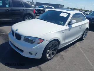 2012 BMW 1 Series 128i z VIN WBAUP9C51CVL91561, wystawiony jako IAAI lot #42831576 z przebiegiem 111 789 mil mil oraz . Historia ofert i sprzedaży dostępna na DreamBid. Obrazek 2.
