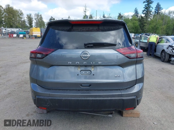 2024 Nissan Rogue SV z VIN 5N1BT3BA3RC672598, wystawiony jako IAAI lot #42279132 z przebiegiem 29 491 mil mil oraz . Historia ofert i sprzedaży dostępna na DreamBid. Obrazek 16.