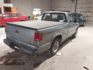 2002 GMC Sonoma SL with VIN 1GTCS145328187323, listed as a IAAI auction lot 41486479 with 85,993 mi miles. Bid and sale history available at carsss.com. Image 4.