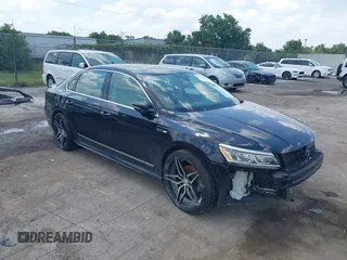 2019 Volkswagen Passat SE R-Line z VIN 1VWMA7A3XKC002174, wystawiony jako IAAI lot #42306351 z przebiegiem 45 180 mil mil oraz . Historia ofert i sprzedaży dostępna na DreamBid. Obrazek 1.