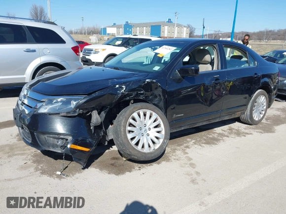 2010 Ford Fusion Hybrid z VIN 3FADP0L39AR396746, wystawiony jako IAAI lot #41764282 z przebiegiem 132 582 mil mil oraz . Historia ofert i sprzedaży dostępna na DreamBid. Obrazek 2.
