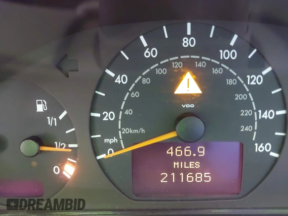 2001 Mercedes-Benz E 320 z VIN WDBJH65JX1B279172, wystawiony jako IAAI lot #42397998 z przebiegiem 211 685 mil mil oraz . Historia ofert i sprzedaży dostępna na DreamBid. Obrazek 7.