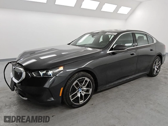2024 BMW i5 eDrive40 z VIN WBY33FK00RCS09561, wystawiony jako Copart lot #49063295 z przebiegiem 8593 mil mil oraz Tytuł czysty. Historia ofert i sprzedaży dostępna na DreamBid. Obrazek 1.