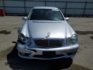 2002 Mercedes-Benz C z VIN WDBRF65JX2F142932, wystawiony jako Copart lot #56561925 z przebiegiem 191 142 mil mil oraz Szkoda całkowita • Salvage title. Historia ofert i sprzedaży dostępna na DreamBid. Obrazek 5.