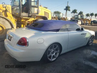 2018 Rolls-Royce Dawn z VIN SCA666D5XJU107625, wystawiony jako Copart lot #84906594 z przebiegiem Nie podano mil oraz Nie do naprawy. Historia ofert i sprzedaży dostępna na DreamBid. Obrazek 3.