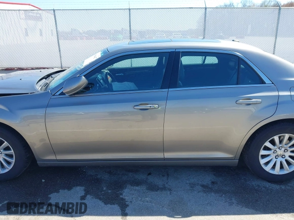 2014 Chrysler 300 z VIN 2C3CCAAGXEH335800, wystawiony jako IAAI lot #41984427 z przebiegiem 247 358 mil mil oraz . Historia ofert i sprzedaży dostępna na DreamBid. Obrazek 14.