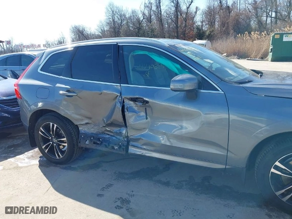2018 Volvo XC60 Momentum with VIN LYV102RK5JB077990, listed as a IAAI auction lot 41640623 with 95,471 mi miles. Bid and sale history available at carsss.com. Image 17.
