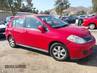 2007 Nissan Versa SL z VIN 3N1BC13E57L353248, wystawiony jako IAAI lot #42223425 z przebiegiem 118 254 mil mil oraz . Historia ofert i sprzedaży dostępna na DreamBid. Obrazek 1.