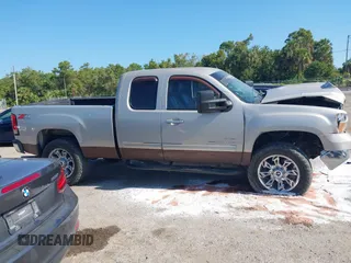 2007 GMC Sierra 2500HD SLT z VIN 1GTHK29667E565320, wystawiony jako IAAI lot #42128165 z przebiegiem 210 268 mil mil oraz . Historia ofert i sprzedaży dostępna na DreamBid. Obrazek 14.