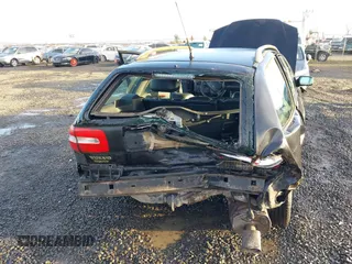2002 Volvo V40 z VIN YV1VW29512F803232, wystawiony jako IAAI lot #41117493 z przebiegiem 195 964 mil mil oraz . Historia ofert i sprzedaży dostępna na DreamBid. Obrazek 6.