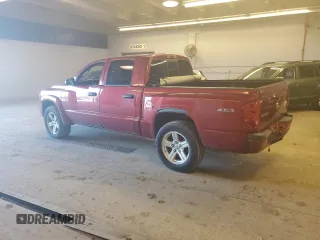 2008 Dodge Dakota SXT z VIN 1D7HW38K18S581829, wystawiony jako Copart lot #76459194 z przebiegiem 197 406 mil mil oraz Czysty tytuł • Clean title. Historia ofert i sprzedaży dostępna na DreamBid. Obrazek 2.