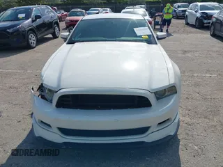 2013 Ford Mustang V6 z VIN 1ZVBP8AM2D5250074, wystawiony jako IAAI lot #42081635 z przebiegiem 135 958 mil mil oraz . Historia ofert i sprzedaży dostępna na DreamBid. Obrazek 12.