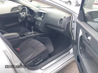 2012 Nissan Maxima SV z VIN 1N4AA5AP9CC841981, wystawiony jako IAAI lot #42673024 z przebiegiem 126 375 mil mil oraz . Historia ofert i sprzedaży dostępna na DreamBid. Obrazek 5.