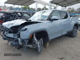 2023 Rivian R1T Adventure z VIN 7FCTGBAA9PN027894, wystawiony jako IAAI lot #42061339 z przebiegiem 5047 mil mil oraz . Historia ofert i sprzedaży dostępna na DreamBid. Obrazek 24.