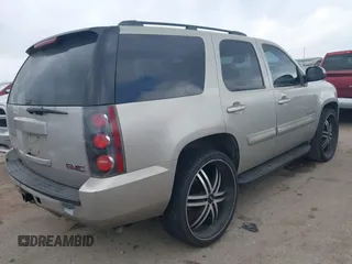 2008 GMC Yukon SLE w/3SA with VIN 1GKFC13C38R163590, listed as a IAAI auction lot 41518922 with 208,715 mi miles. Bid and sale history available at carsss.com. Image 4.