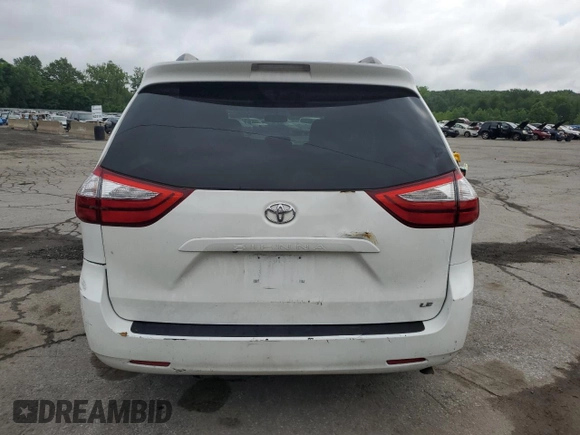 2015 Toyota Sienna LE AAS z VIN 5TDKK3DCXFS590626, wystawiony jako Copart lot #63081115 z przebiegiem 144 933 mil mil oraz Szkoda całkowita • Salvage title. Historia ofert i sprzedaży dostępna na DreamBid. Obrazek 6.