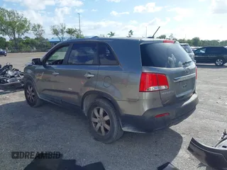 2013 Kia Sorento LX z VIN 5XYKT3A17DG419777, wystawiony jako IAAI lot #42083632 z przebiegiem 146 305 mil mil oraz . Historia ofert i sprzedaży dostępna na DreamBid. Obrazek 3.